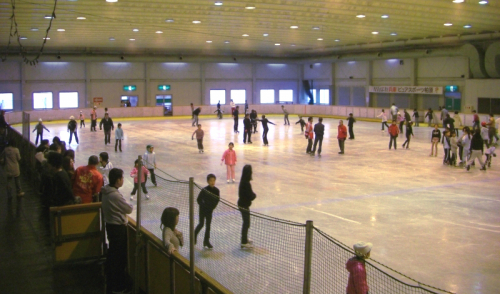 ピュアスポーツ柏原のアイススケートリンクがシーズンオープン　丹波市