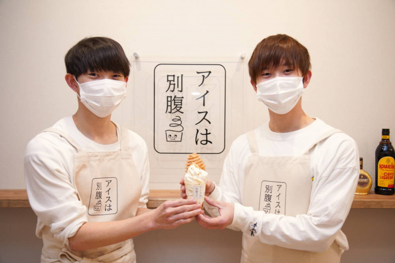 オーナーは双子の現役大学生
左）兄の岡本拓也さん、右）弟の岡本直也さん