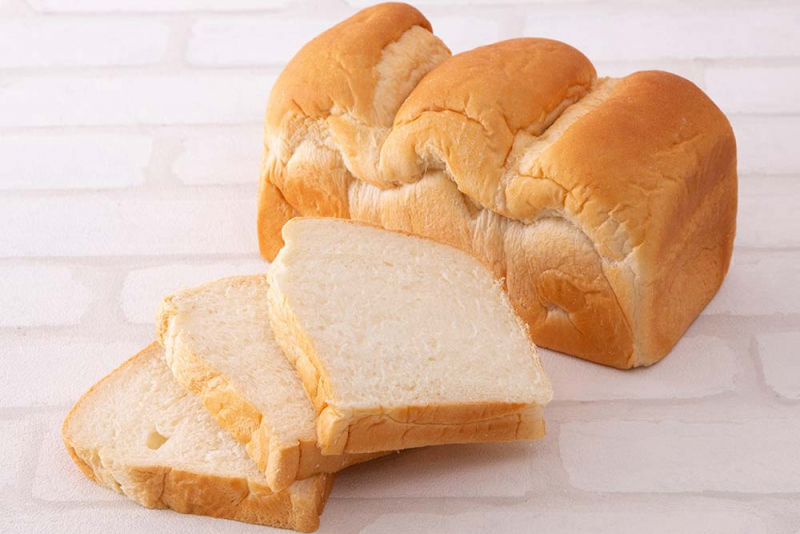 トースト食パン　740円（税込）