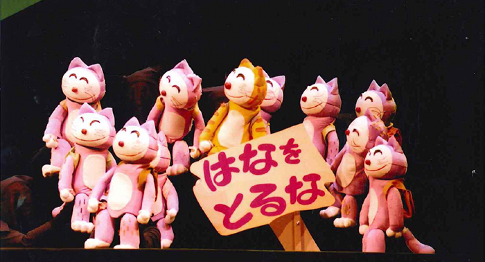 のびのびしたねこたちにほんわか 人気絵本を実力派劇団が舞台化 神戸
