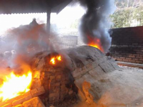 丹波焼登窯体験ワークショップの窯焚きを公開　篠山市