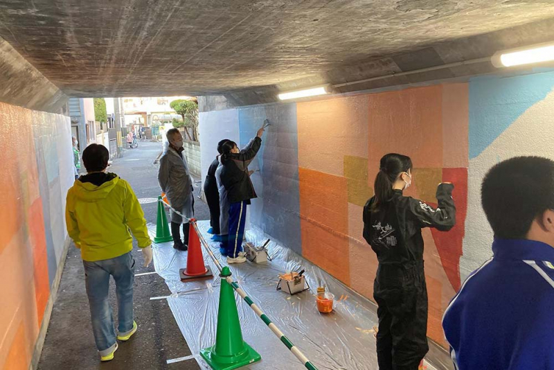 尼崎・琴浦通り高架下のトンネルに壁画アートを実施 [画像]