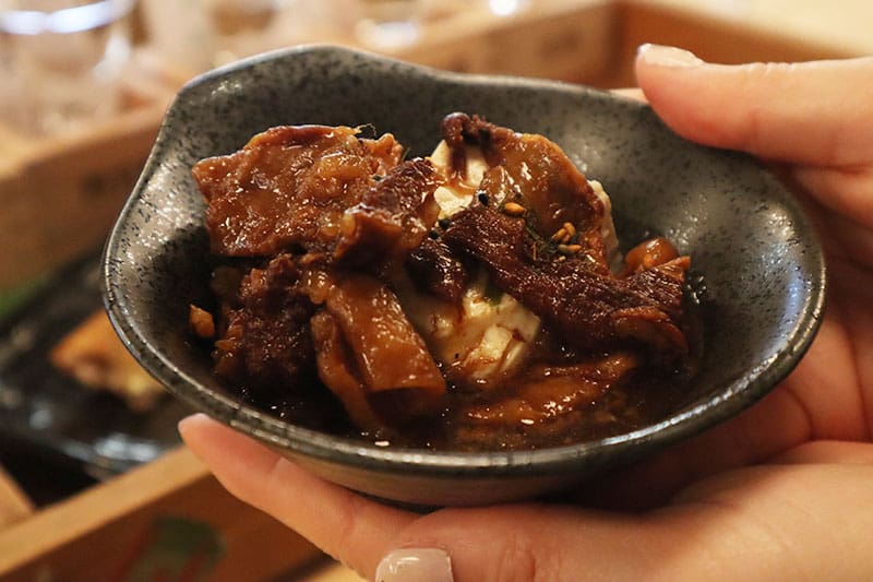 剣菱の日本酒を潤沢に使用した“神戸牛のすじ肉”と地元のおかげ豆腐との肉豆腐