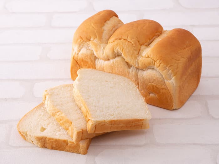 トースト食パン 740円（税込）／1.5斤 490円（税込）／ミニサイズ