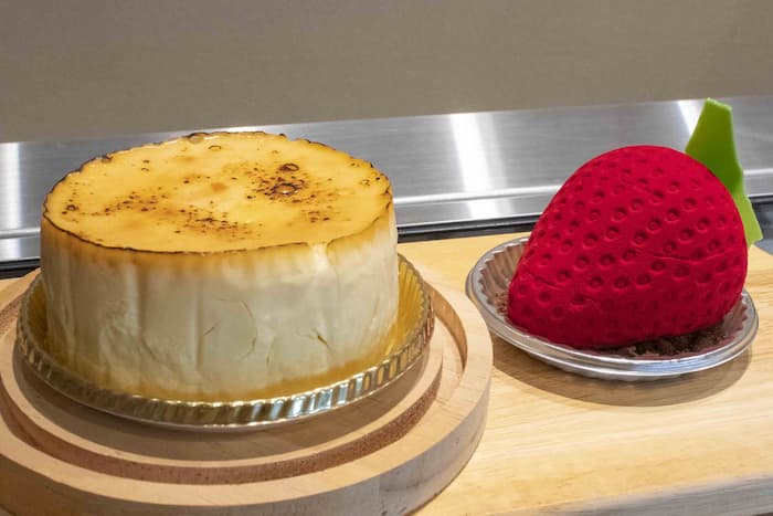 左／くまくんママのチーズケーキ（ホール）1,350円　右／華（はな）600円