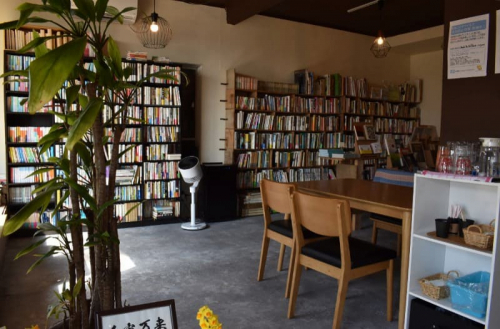 海辺に移転した古本カフェ「Book & Coffee coyomi（こよみ）」訪問レポート　洲本市