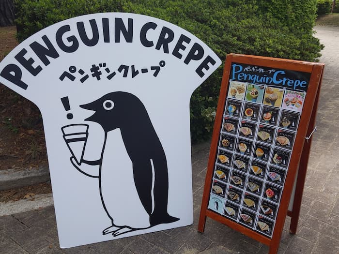 アデリーペンギンの看板が目印。ここで写真を撮る人もたくさん！