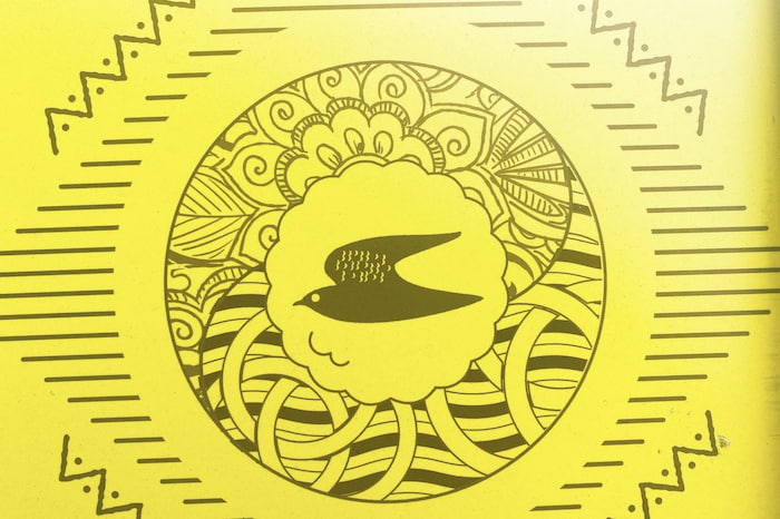 ロゴマークは幸せの黄色いツバメをイメージ