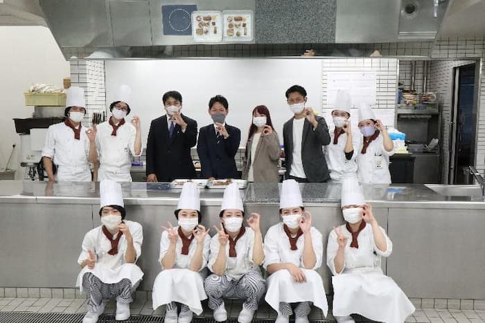神戸国際調理製菓専門学校の学生と有馬芳香堂の社員