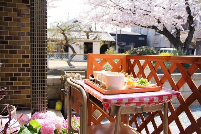 取材時には隣の公園で桜が満開♪景色を楽しみながらテラスで食べるスープも絶品！