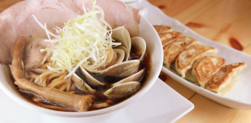 人類みな麺類系列店「くそオヤジ最後のひとふり 三宮店」オープン　神戸市中央区