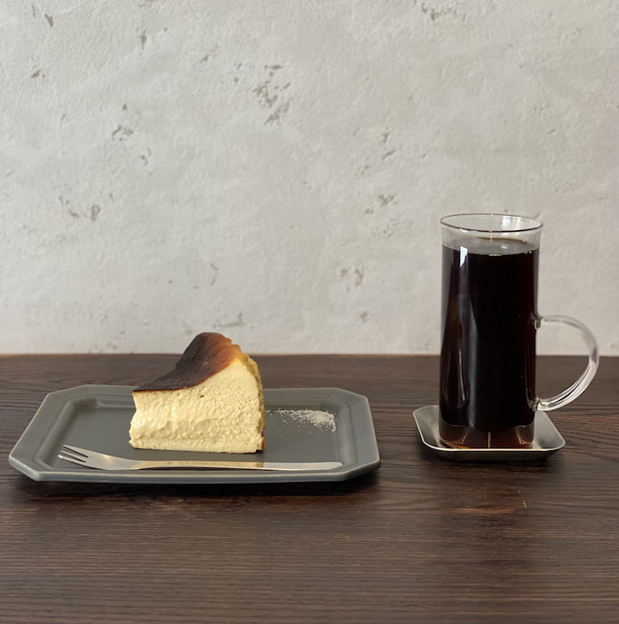「バスクチーズケーキ」600円（税込）
「4、5月限定コーヒー」550円（税込）