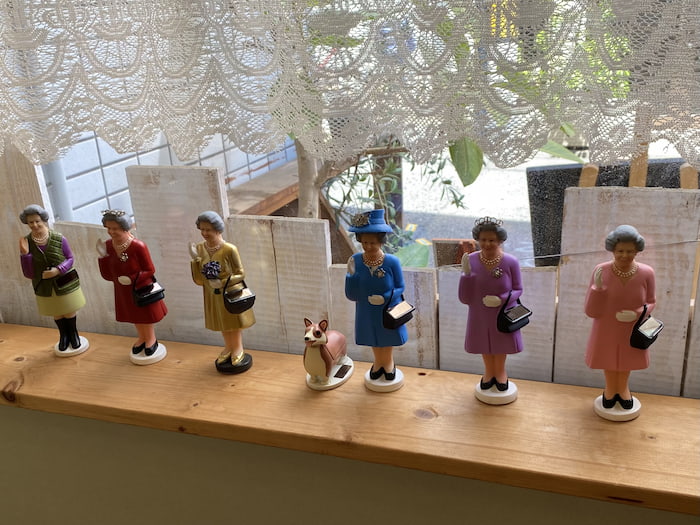 店内には、96歳を迎えたエリザベス女王の人形が期間限定で展示されていました。