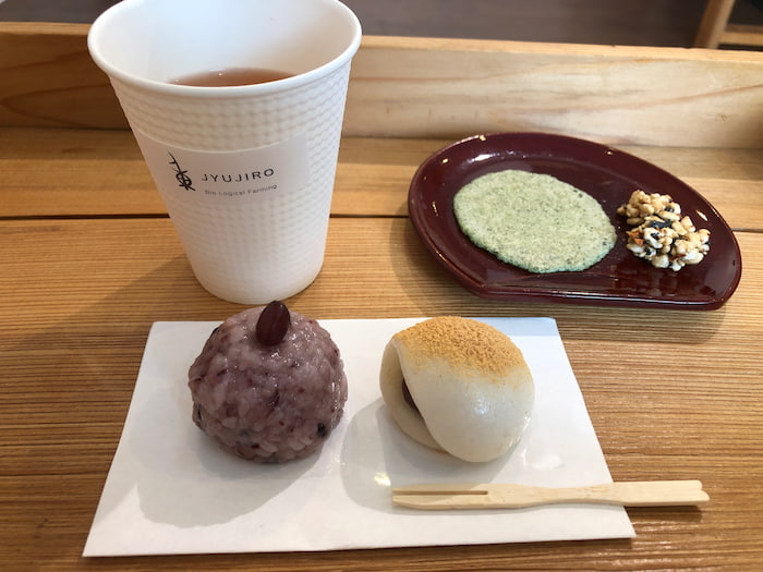 和菓子セットのお菓子2種、ほうじ茶、煎餅など