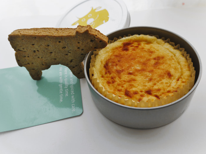 黄色の牛缶「パルミジャーノ・レッジャーノ」。余韻を楽しめるチーズケーキ