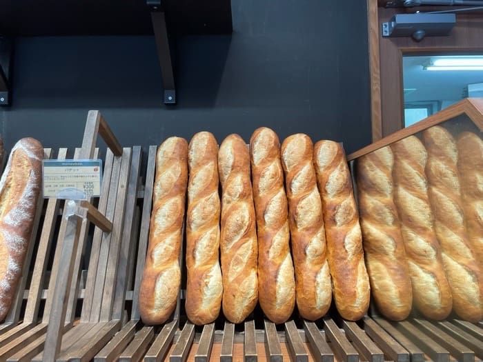 ハード系のパンは、スペインから直輸入した石窯で焼かれています。皮はパリッと中はもちもち！