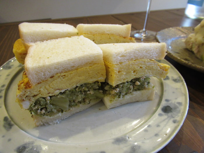 「玉子焼きとブロッコリーミンチ」（800円）。サンドイッチの内容は日によって変更