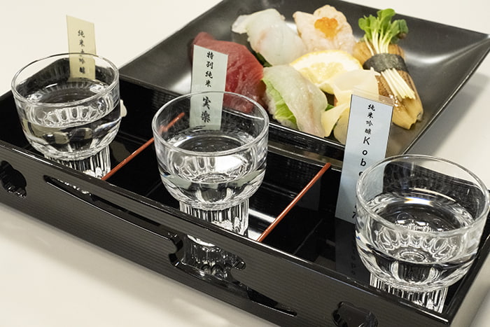 日本酒バー「寿司 五貫盛り合わせ（おまかせ）」981円（税込）
