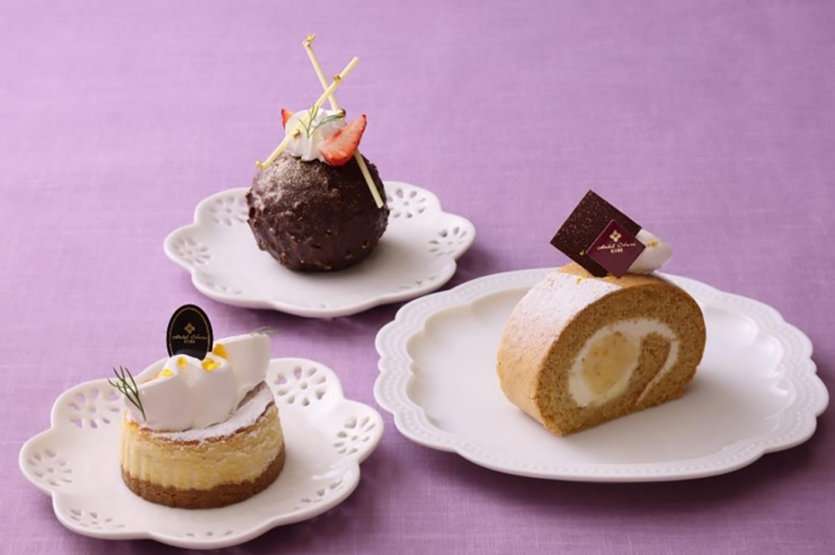 ベイクドチーズケーキ（左）、チョコレートケーキ（中央）、ロールケーキ（右）