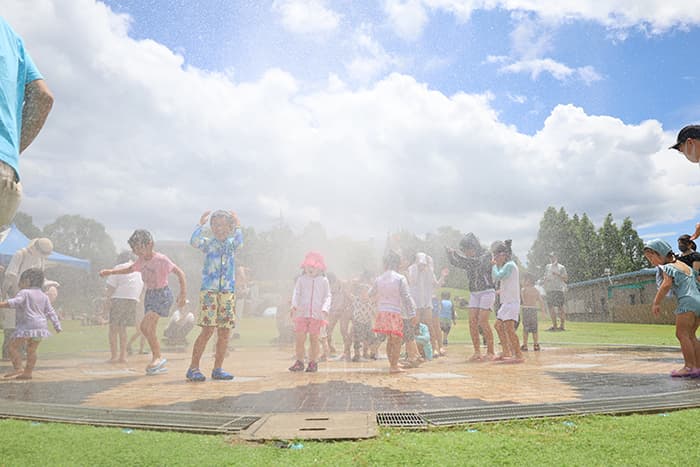 子どもたちに大人気の親水施設「遊べる噴水」