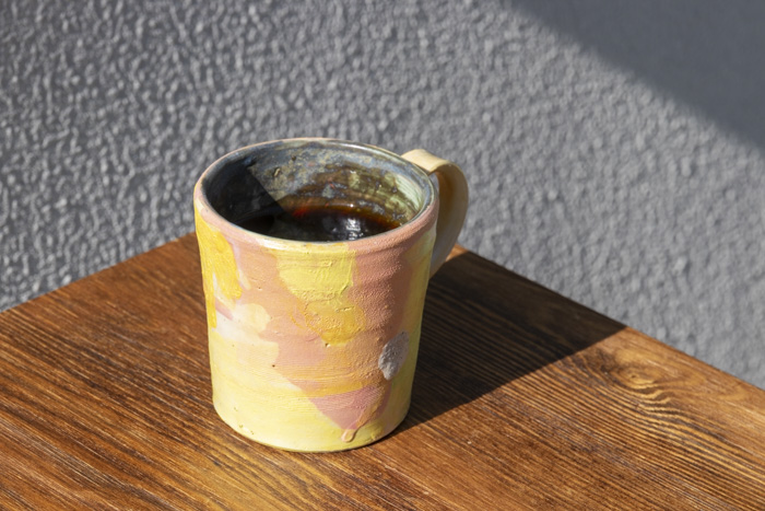 鮮やかな色とさらっとした触り心地が特徴的なカップや食器類は明石の陶芸家・美術家の伊藤慎さんの作品。店頭で購入も可。（現在休止中）