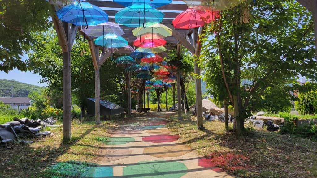 彩り豊かなビニール傘が美しい「福良アンブレラガーデン」（写真提供：ジョイポート淡路島㈱）