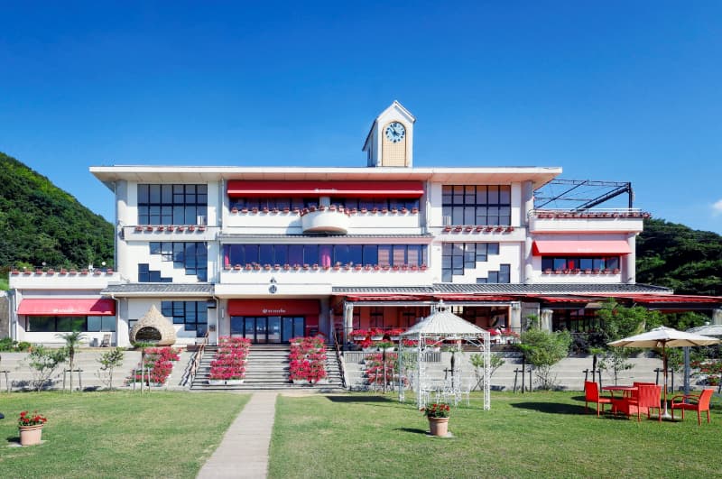 旧野島小学校の校舎を利用した複合施設（写真提供：㈱パソナグループ）