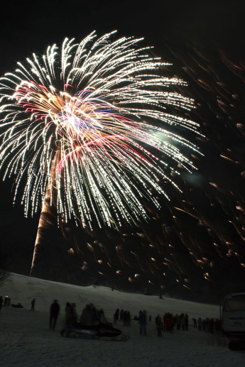 白銀のゲレンデを彩る大輪の花火  『2015ハチ高原新春花火大会』開催