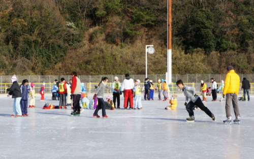グリーンピア三木のアイススケート場がシーズンオープン　三木市