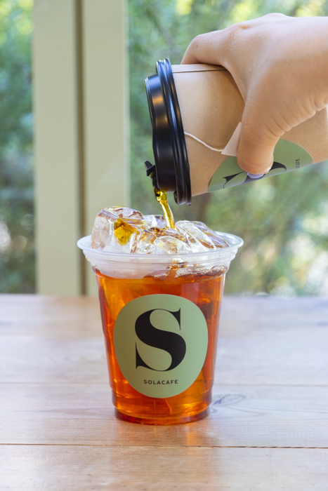 ドリンクセットで選べるSOLA CAFEのアイスティーは、ホットで入れた紅茶を氷に注ぐ本格的な味