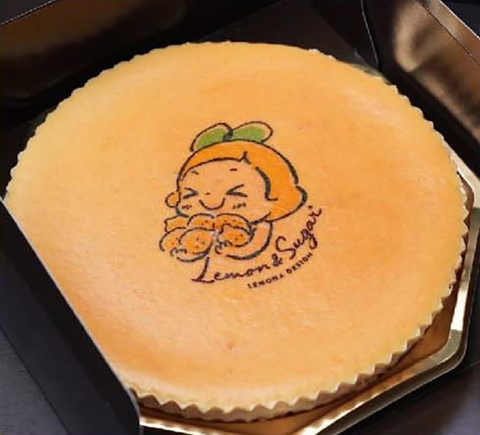 レモンちゃんの可愛いイラスト入り！『ポワール』の「レモンチーズケーキ」2,160円（税込）