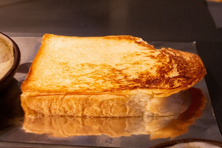 表面にバターを塗り、こんがりと焼き上げられたトースト。これだけでおいしそう！