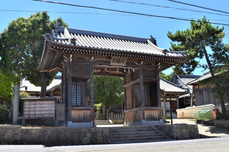 室津八幡神社を右折すると商店街の通りがあります