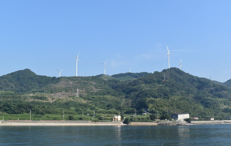 山頂に見える風力発電の風車