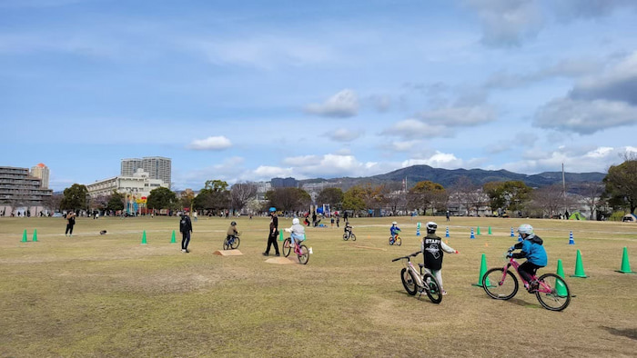 「自転車ライディングスクール in キセラ川西せせらぎ公園」川西市 [画像]