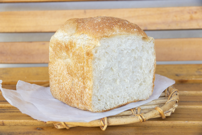 「ナチュラル食パン」1斤268円（税込）
鮮度を保つためカットしていない状態で販売されていますが、予約限定でカット可能。