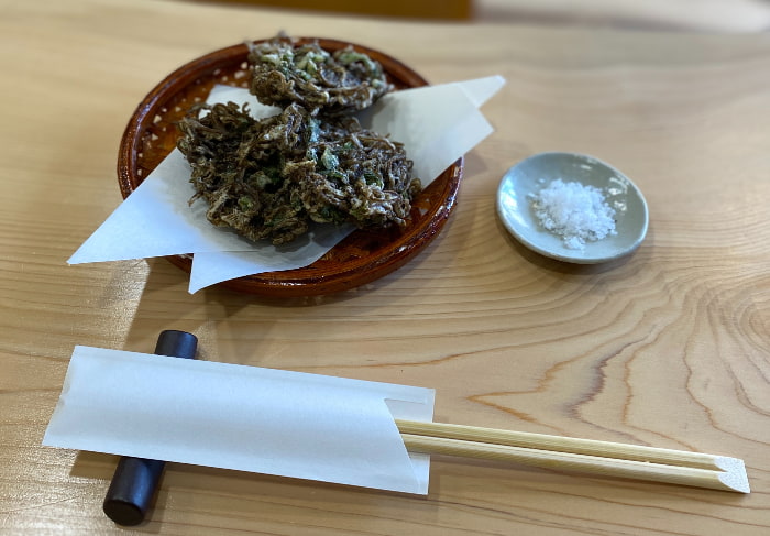 青しその香りが爽やかな「もずくの天ぷら」。お好みで沖縄の塩をつけて