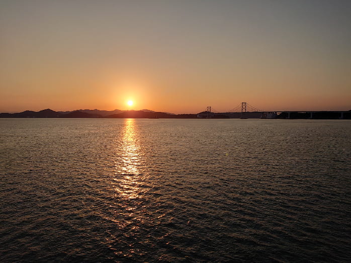 夕陽がゆっくりと沈んでいきます（写真提供：ジョイポート淡路島㈱）