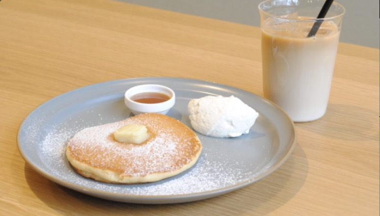 食事と一緒に利用できる「パンケーキ+ドリンクセット」 500円（税込）生地に麹が練り込まれています（出典：W BROTHERS Instagram）