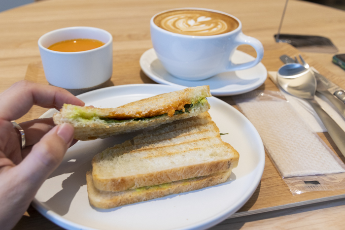 「グリルドチーズサンドイッチ・アボカド＆大葉」1,036円（税込）
神戸元町のベーカリー『パンやきどころ RIKI』のパンを使用。カリッとグリルされたパンに、チーズとアボカドがとろりととろける満足度の高い一品。