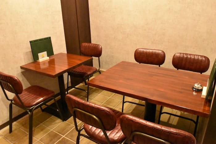 奥の部屋に2人掛けと4人掛けテーブルがひとつづつ