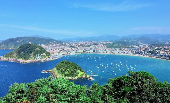 バスク地方を代表する都市サン・セバスティアン。美しいラ・コンチャ湾を一望できます