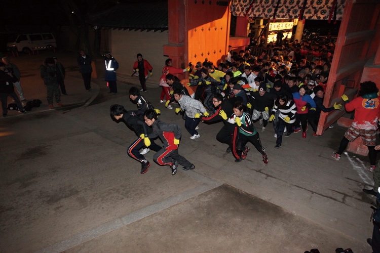 “えべっさん”の総本社西宮神社で「十日えびす」 今年の「福男」は!?　西宮市 [画像]