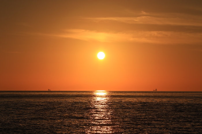 瀬戸内海の水平線に沈む夕陽は息を飲む美しさ