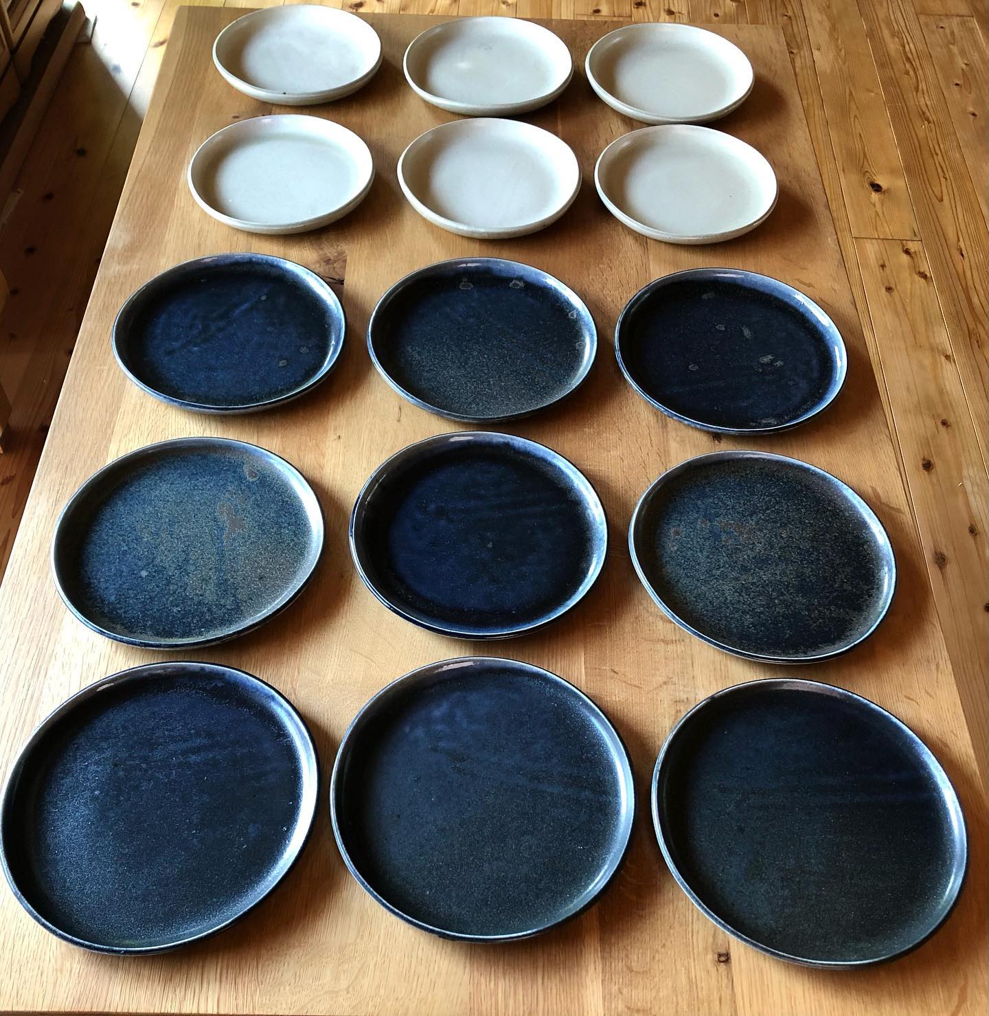 雰囲気あるお皿は洲本市「柚李窯」の作品（写真提供：スパイスキッチン cotocoto）