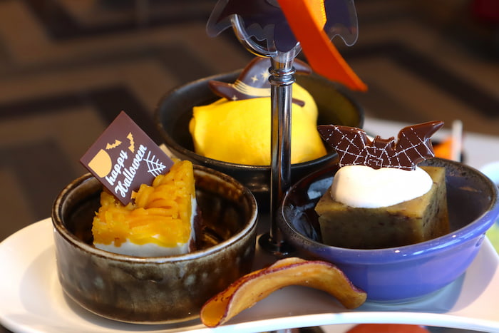 左：南瓜のモンブラン、奥：南瓜のムースとチョコレートケーキ、右：スイートポテトとシナモンのホイップ