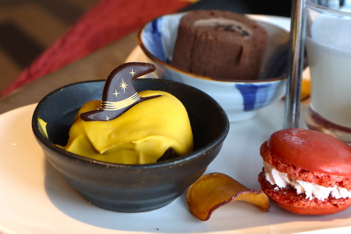 左：南瓜のムースとチョコレートケーキ、奥：チョコレートのロールケーキ、右：木苺のマカロン