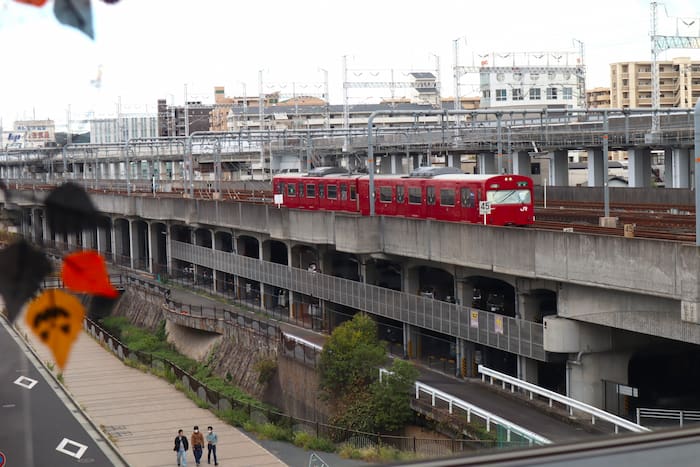 大きな窓からは行き交う電車や新幹線が見えます