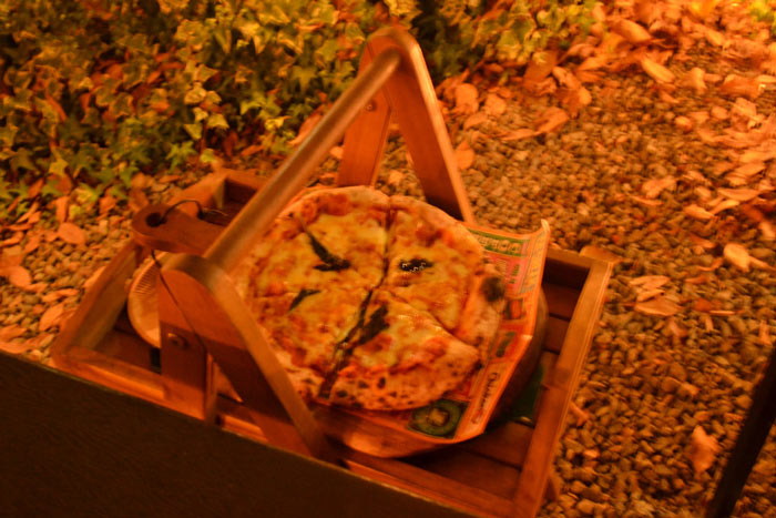 お薦めの「窯焼きピザ マルゲリータ」1,600円（税込）サーブの仕方もお洒落