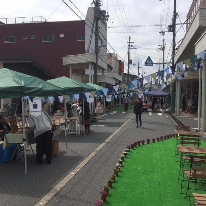 会場の「カバンストリート（宵田商店街）」